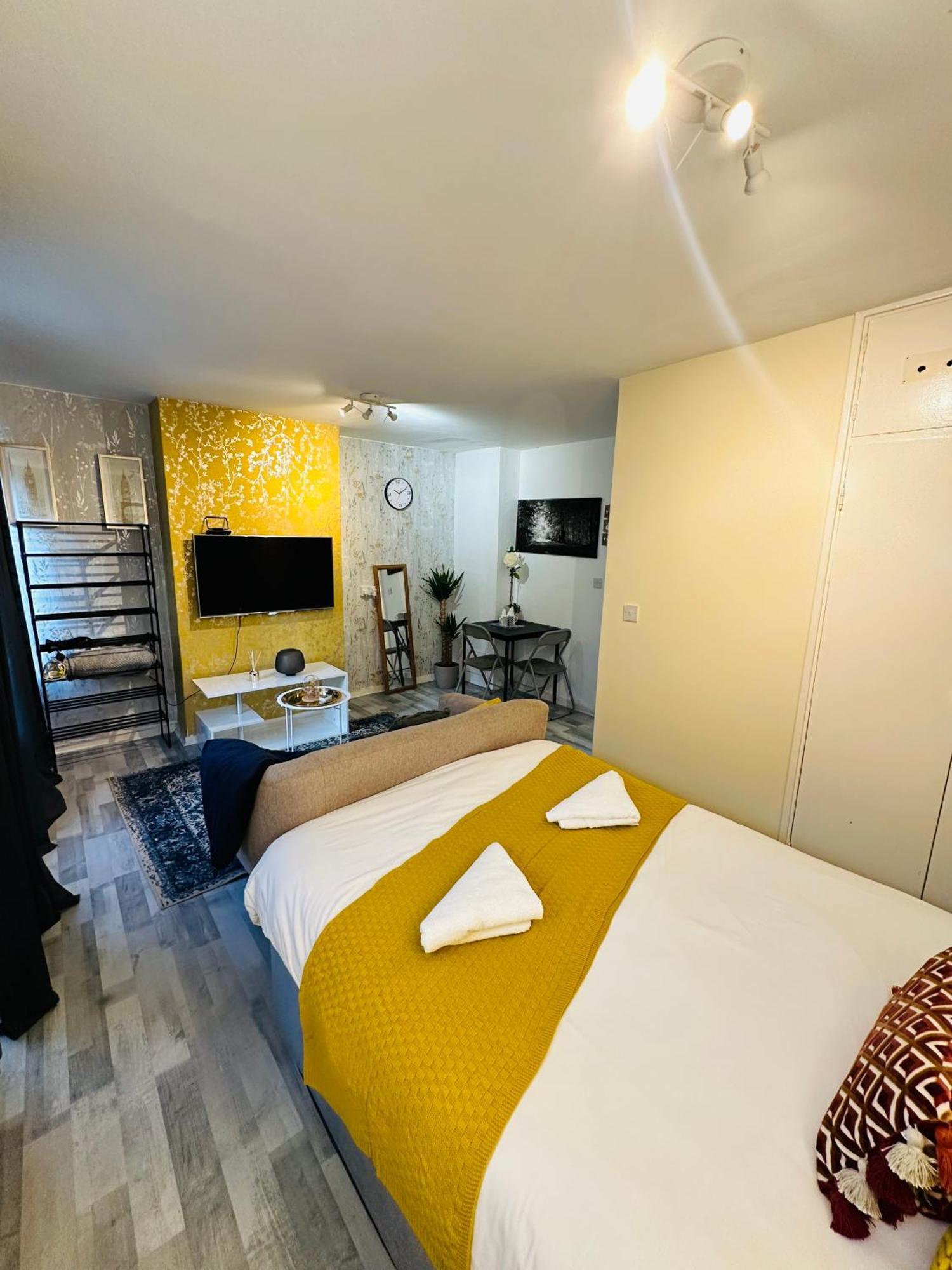 Studio Apartment In London, Bethnal Green Екстер'єр фото